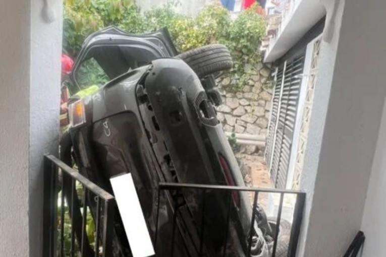 Scena kao iz crtanog filma, neverovatan prizor: Krenuo u rikverc, pa probio zid i upao u hotel (FOTO)