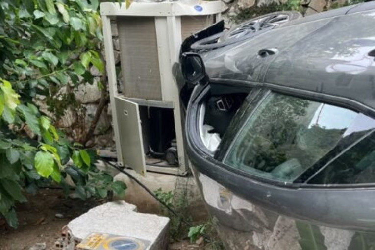 Scena kao iz crtanog filma, neverovatan prizor: Krenuo u rikverc, pa probio zid i upao u hotel (FOTO)