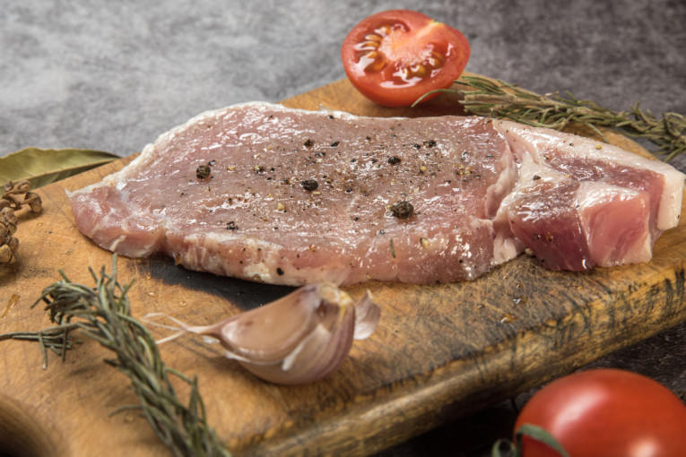 Recept dana: Sočne šnicle u sosu od belog luka, ukusan ručak koji se sprema brzo i jednostavno