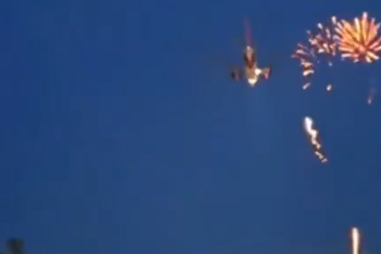 Tragedija izbegnuta za dlaku: Piloti otkazali sletanje aviona zbog vatrometa, oko njega sve pucalo dok je prilazio pisti (VIDEO)
