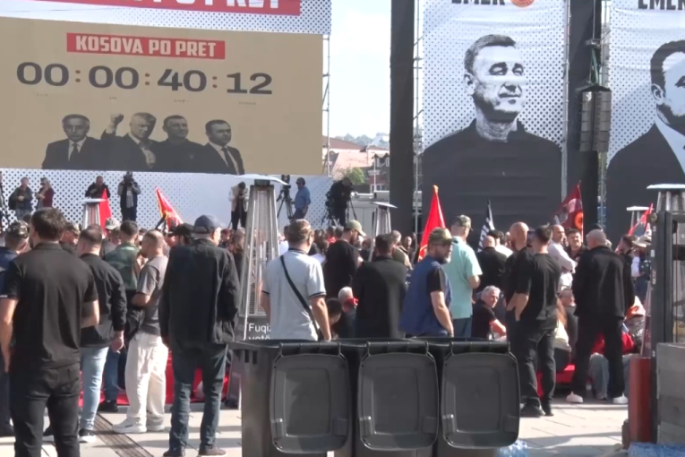 Blokaderi iz Novog Pazara pokazali pravo lice: Dižu tri prsta kao ukronacisti i šalju poruku Srbima