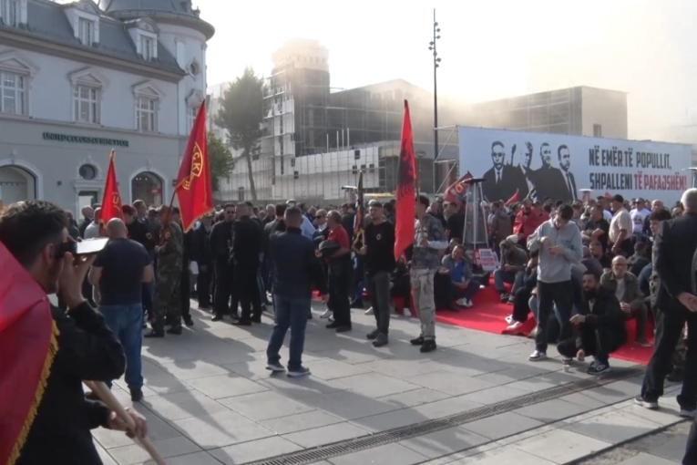 Burne reakcije u Prištini: Nose zastave OVK i skandiraju, tu su i pojačane snage policije
