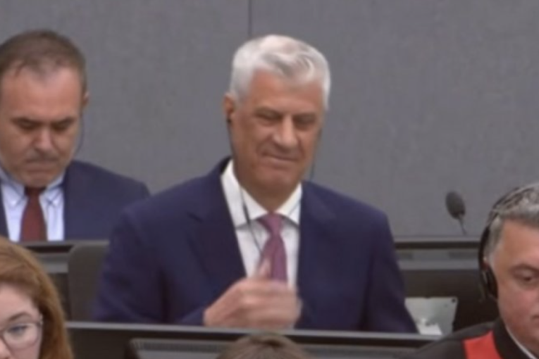 Sramno! Tači osuđen na 25 godina zbog teških zločina, a onda se nasmejao u sudnici kao da se ništa nije dogodilo (VIDEO)