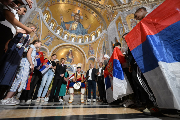 Deca iz Hercegovine stigla kod patrijarha Porfirija: U Hram Svetog Save unela srpske zastave