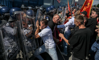 Haos u Prištini posle presude vođama OVK: Demonstranti probili ogradu, krenuli na sedište EULEX-a