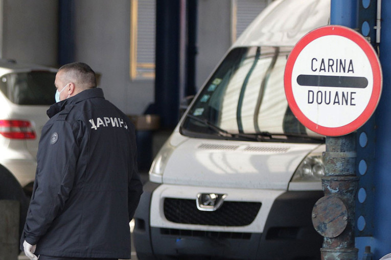 Carinici zaustavili kombi na granici, pa otkrili šta se krije među stvarima: Oprema vredna skoro 40.000 evra(FOTO)