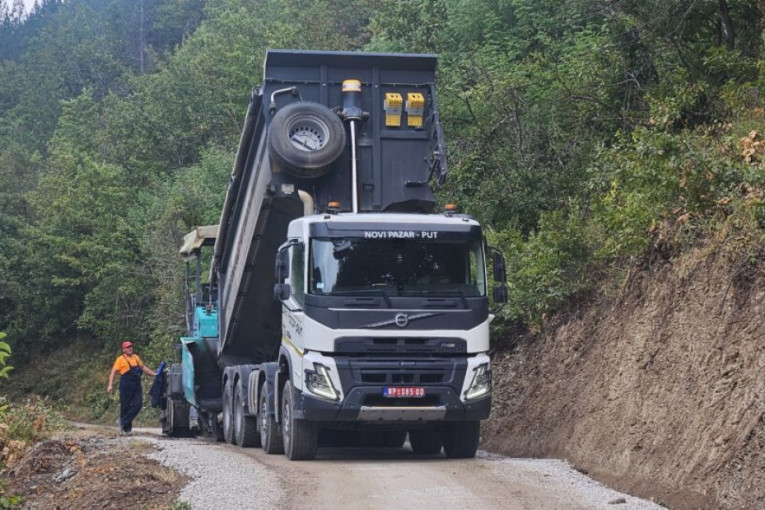 Čekali skoro 30 godina, a onda su stigle mašine: Novi asfalt menja život meštana Slatine i okolnih sela (FOTO)