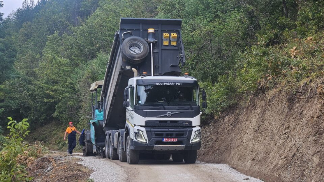 Čekali skoro 30 godina, a onda su stigle mašine: Novi asfalt menja život meštana Slatine i okolnih sela (FOTO)