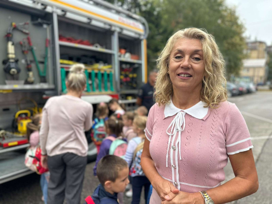 Najlepša poseta čačanskim herojima: Mališani iz vrtića obišli Vatrogasni dom - oduševili ih kamioni, ali i naučili su važne stvari (FOTO)