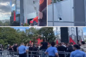 Haos u Prištini posle presude bivšim vođama OVK: Kamenjem na zgradu Vlade, polomljeni prozori... (VIDEO)