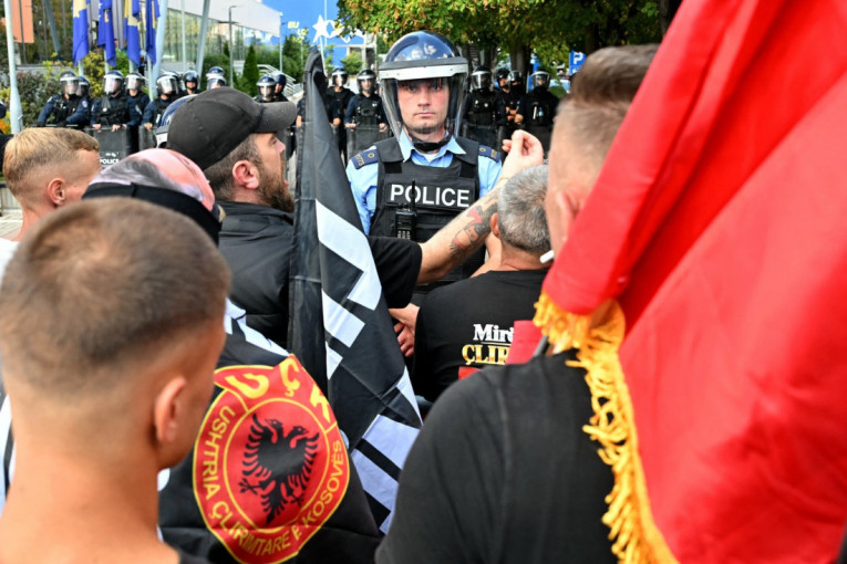 Sve napetije u Prištini: Demonstranti sa zastavama tzv. OVK ispred vlade tzv. Kosova