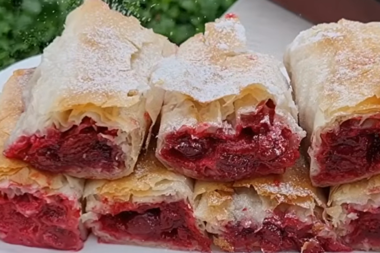 Recept dana: Mekana pita sa višnjama topi se u ustima, a slatki preliv daje joj posebnu sočnost