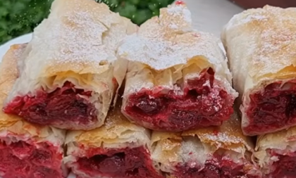Recept dana: Mekana pita sa višnjama topi se u ustima, a slatki preliv daje joj posebnu sočnost