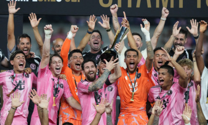 Dok čeka oproštajni meč, Mesi i dalje briljira: Leova "stotka" za 49. trofej u karijeri (FOTO/VIDEO)