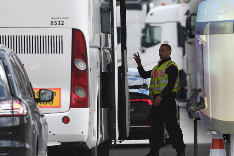 Carinici zaustavili autobus, pa ostali zatečeni: U aparatu za kafu krio...
