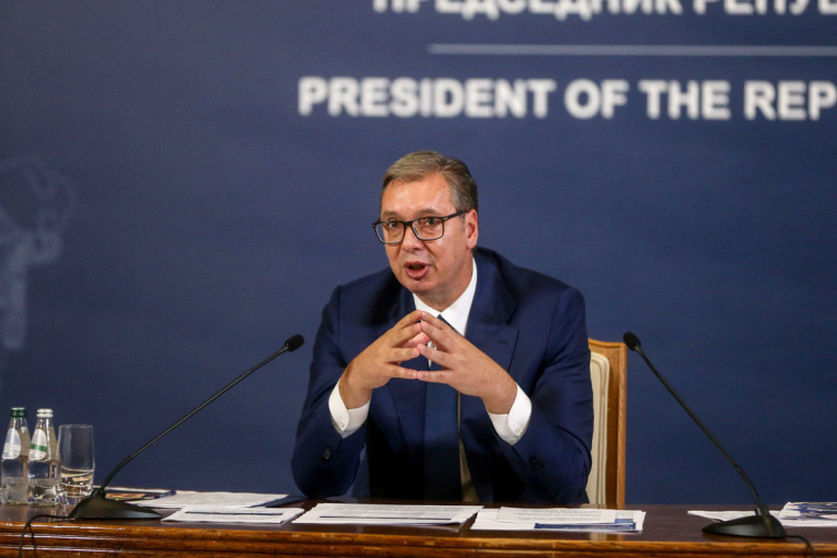 Vučić: Ostavku podnosim, jer želim da vidim da li mi građani veruju kao običnom čoveku