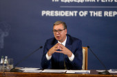 Vučić: Ostavku podnosim, jer želim da vidim da li mi građani veruju kao običnom čoveku