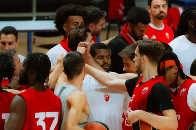 Zvezda časti navijače pred "generalku": Da se novajlije bolje upoznaju sa atmosferom (FOTO)