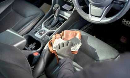 Serija krađa u Nišu: Osumnjičeni obijao automobile, krao telefone i novac, pa tuđom karticom podigao keš