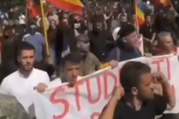 Skandalozno! Na skupu podrške Hašimu Tačiju pojavili se transparenti sa porukom "Studenti pobeđuju"! (VIDEO)