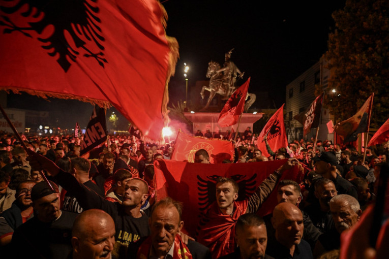 Pristalice OVK ponovo na ulicama Prištine: Protest zbog presuda za ratne zločine, odjekuje "UČK" (VIDEO)