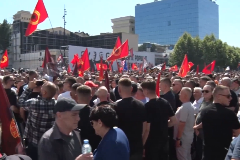 Pristalice OVK ponovo na ulicama Prištine: Protest zbog presuda za ratne zločine, odjekuje "UČK" (VIDEO)