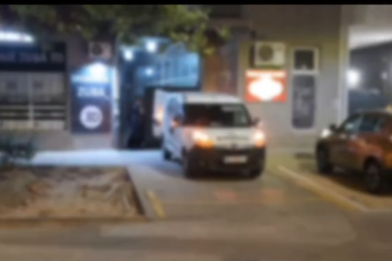 Oglasila se Hitna: Pokušana reanimacija žene nađene u stanu u Novom Sadu