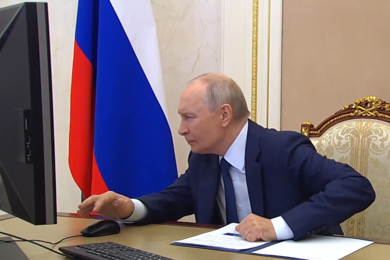 Putin glasao onlajn, pa postao viralan: Svi pričaju o njegovom držanju, a detalj na ekranu posebno je raspametio internet (VIDEO)