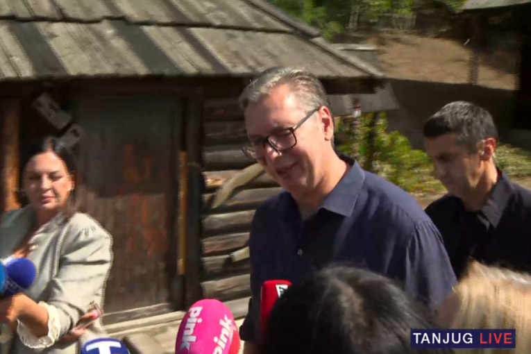 Vučić sa meštanima u etno selu "Moravski konaci" (FOTO/VIDEO)