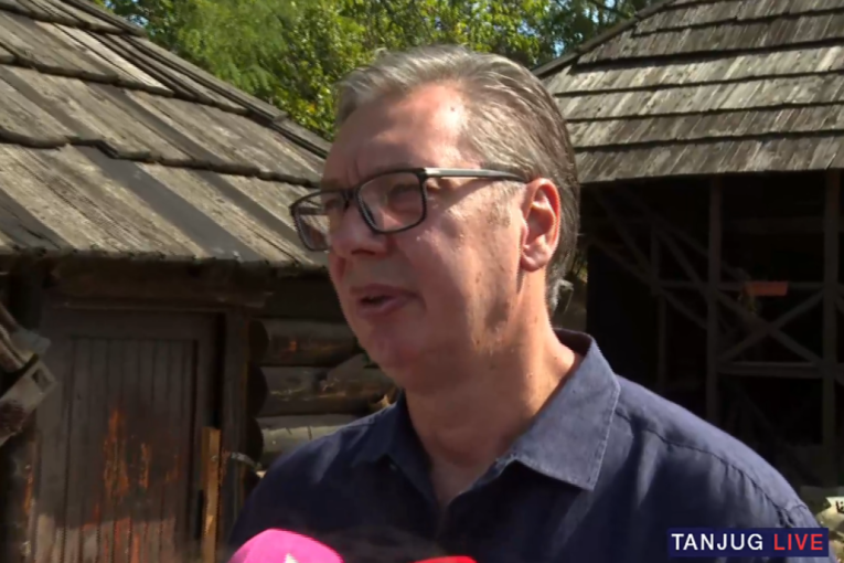 Predsednik Vučić sa meštanima u etno selu "Moravski konaci" (FOTO/VIDEO)