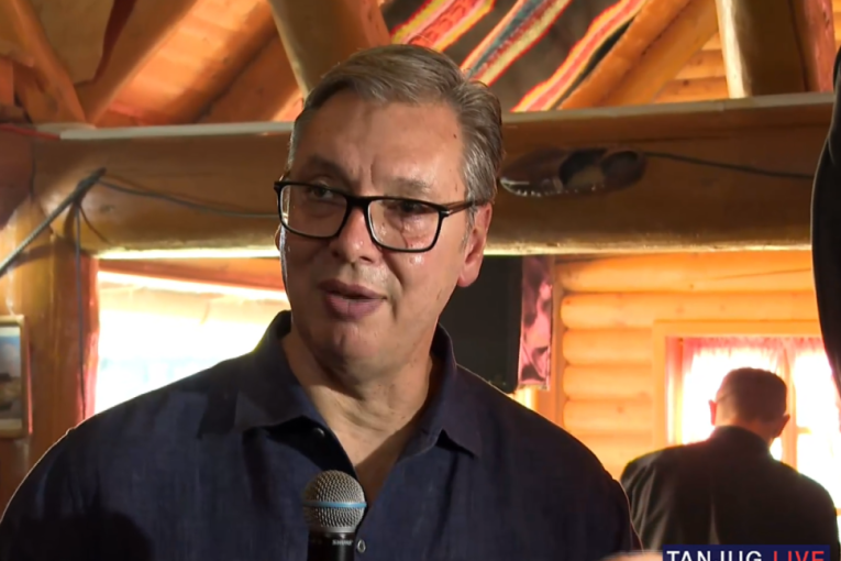 Vučić u etno selu "Moravski konaci":  Predsednik o susretu sa blokaderima na pijaci - Zabavno je bilo...  (FOTO/VIDEO)