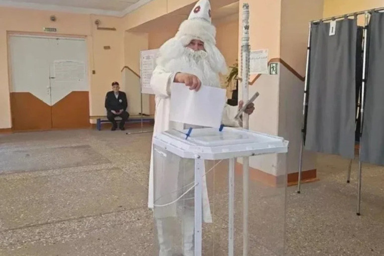 Nije čekao zimu da se pojavi: Na izborima u Rusiji glasao i Deda Mraz