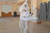 Nije čekao zimu da se pojavi: Na izborima u Rusiji glasao i Deda Mraz