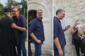 Vučić obišao manastir Pinosavu: U porti ga dočekala porodica sa četvoro dece, zahvalio ocu Petru na mudrim rečima