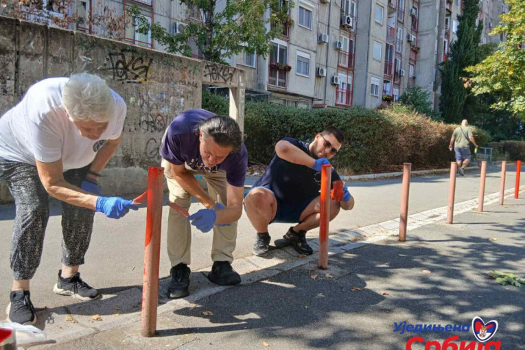 Nova akcija aktivista SNS-a na Novom Beogradu: U Bloku 61 uređuju stazu i farbaju stubiće u Ulici Jurija Gagarina