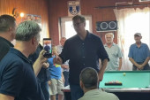 Fudbal, kafana, zaječarsko pivo, a usput i ozbiljne stvari: Vučić proveo popodne sa meštanima Podunavskog okruga (VIDEO)