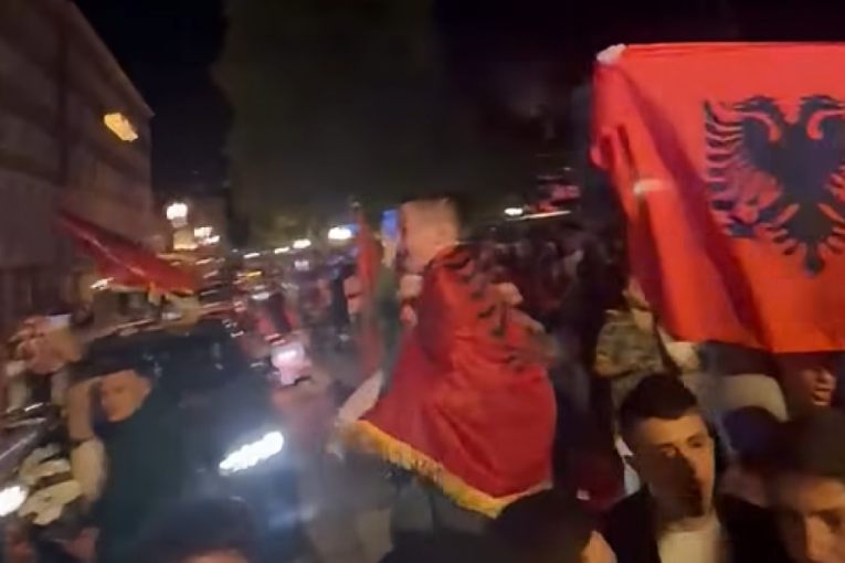 Albanci protestovali u Njujorku zbog presude vođama OVK: Nosili zastave i transparente podrške osuđenima u Hagu (FOTO)