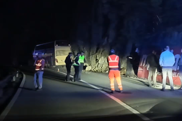 Stena se odronila na autobus sa 90 đaka kod Mojkovca: Povređeno četvoro učenika i vođa puta