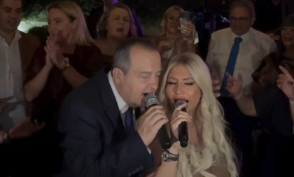 Ivica Dačić zapevao na svadbi Dee Đurđević: Orili se "Jorgovani" (VIDEO)