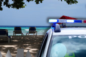 Svađa oko ležaljke završila se smrću: Starac preminuo posle tuče na plaži, privedeni muškarac i devojka