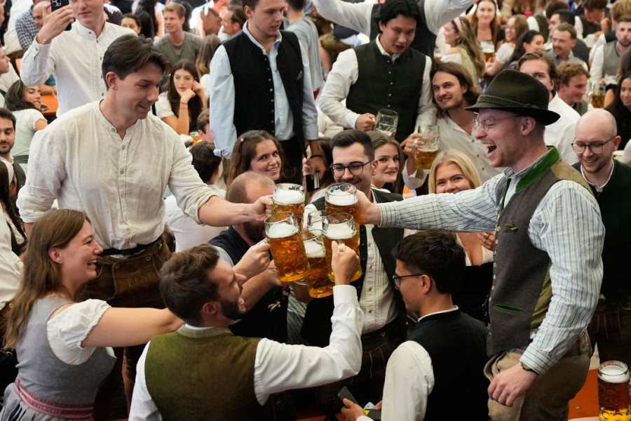 Haos na otvaranju Oktoberfesta: Posetioci ostali zaglavljeni naglavačke, tinejdžerima pozlilo na vrtešci
