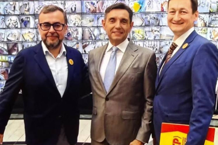 Aleksandar Vulin sa ruskim senatorom Perminovim u Centralnoj izbornoj komisiji Rusije