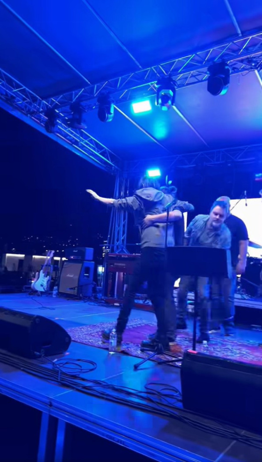 Obezbeđenje izvelo pevača sa bine u Hrvatskoj: Nije uspeo ni minut da održi koncert (VIDEO)