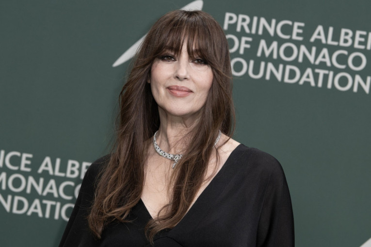 Fendi i Kartije u istoj kombinaciji: Monika Beluči odabrala sveden večernji stil bez suvišnih detalja (FOTO)