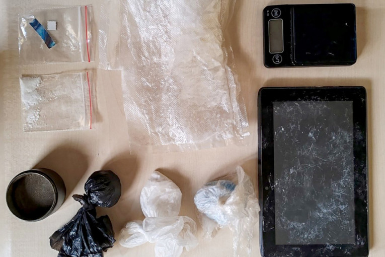 Policija upala u stan u Ćupriji: Evo šta je sve zaplenjeno (FOTO)