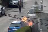 Automobil buknuo usred Čačka: Plamen progutao vozilo za nekoliko trenutaka