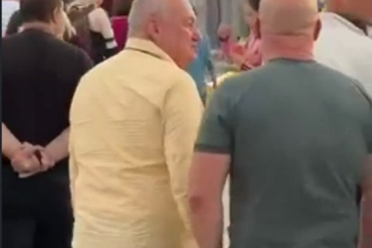 „Majmune, majmunčino, pi*ka ti materina“: Milivojević psovao i urlao na građane na Šabačkom vašaru (VIDEO)