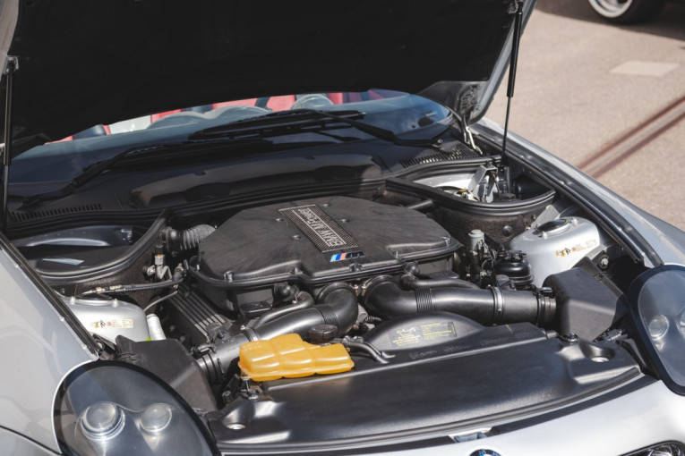 Podigli ste haubu, a niste znali čemu služi: Zašto svaki noviji automobil ima poklopac preko motora?