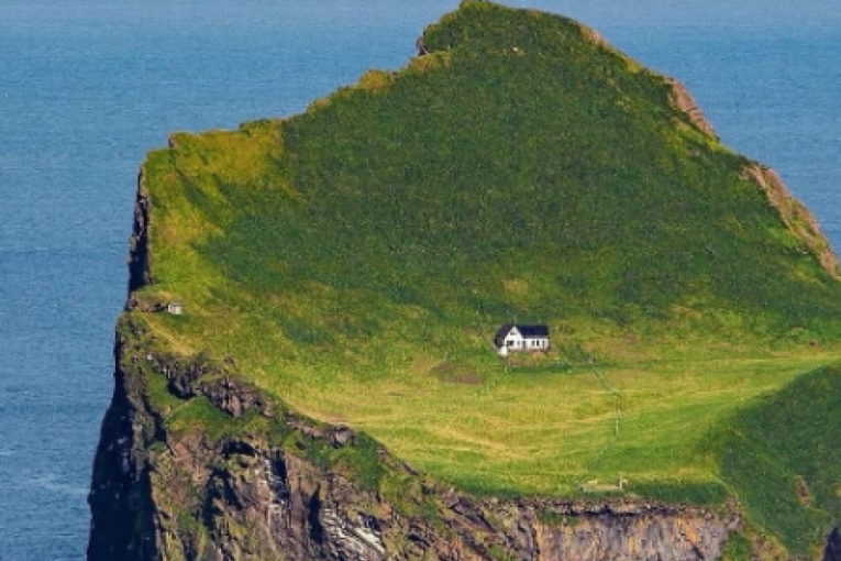 Najusamljenija kuća na svetu: Godinama kruže bizarne teorije o beloj građevini na izolovanom islandskom ostrvu (FOTO)