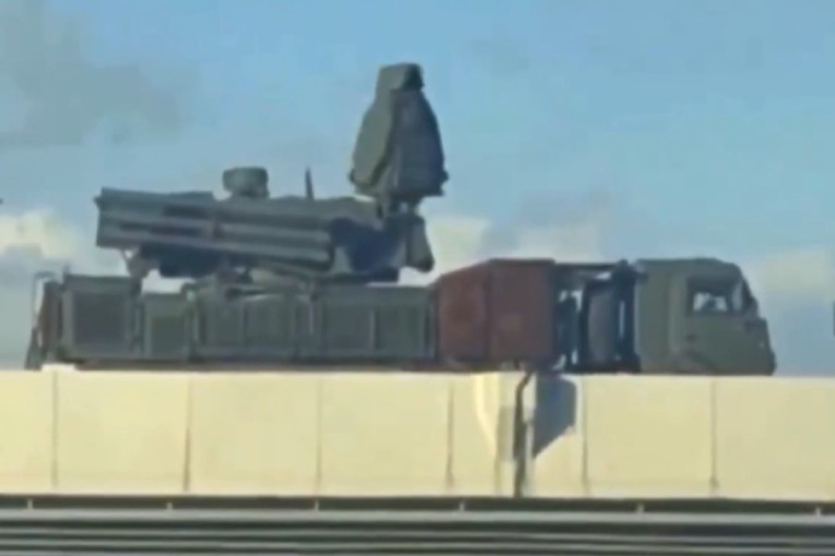Rusi iznad auto-puta u blizini Moskve postavili moćno oružje: Automobili prolaze dok ono vreba ukrajinske dronove (VIDEO)